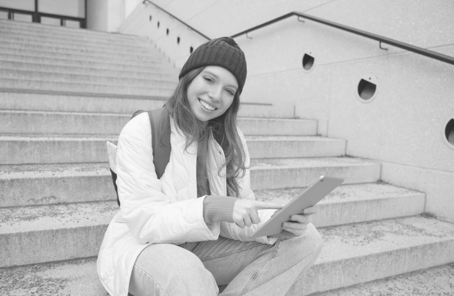 Student arbeitet an Finanzanalyse am Computer