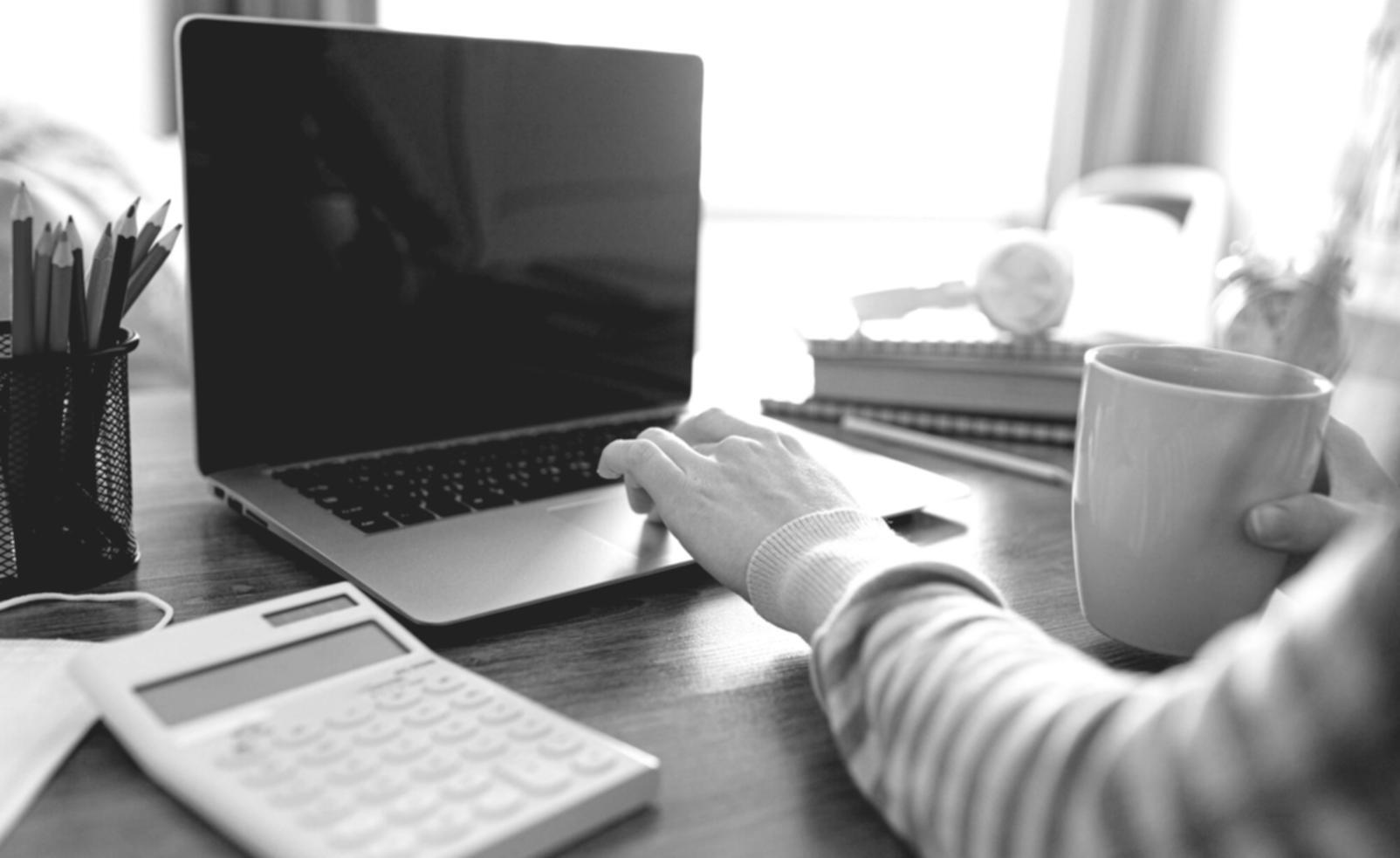 Teilnehmende arbeiten gemeinsam an Finanzanalysen und tauschen sich über praktische Beispiele aus