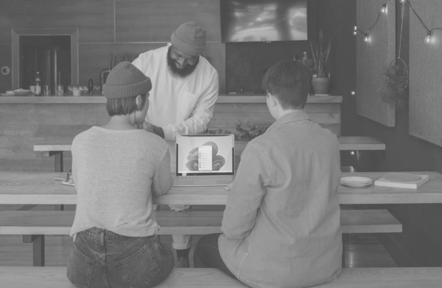 Workshop-Teilnehmer analysieren gemeinsam Finanzberichte